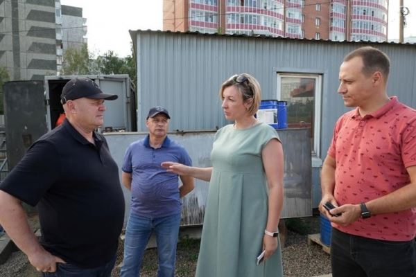Мэр Красноярска проверил строительство бассейна в Солнечном и обсудил с жителями микрорайона улучшение дорожной сети