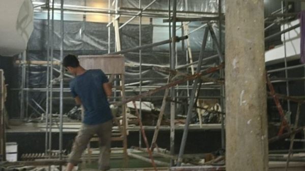 Удивительные вещи находят строители в ходе ремонта театра молодежи