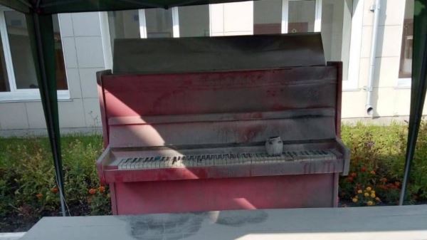 В челябинском поселке неизвестные сожгли открытое пианино